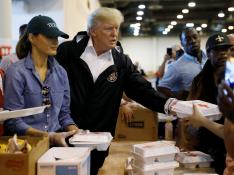 Trump visita de nuevo a víctimas de Harvey en Texas y ensalza otra vez la respuesta al desastre