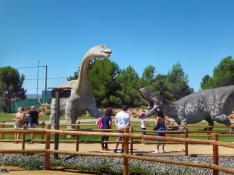 Lucha de Torvosaurus y Aragosaurus en la zona temática de Tierra Magna en Dinópolis.