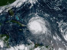 Fotografía tomada desde el satélite que muestra al huracán Irma en su avance por el océano Atlántico este jueves.
