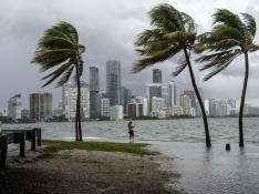 El centro del ojo del huracán Irma toca tierra en los Cayos de Florida