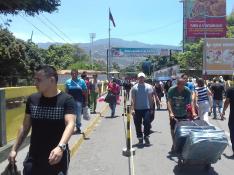 Venezolanos atraviesan la frontera entre Venezuela y Colombia en el Puente de Simón Bolívar.