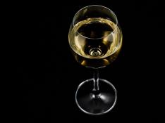 El consumo reducido de alcohol disminuye la inflamación y ayuda al cerebro a eliminar toxinas.
