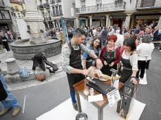 Finaliza la Feria del Jamón con una exhibición por las calles de cortadores aficionados