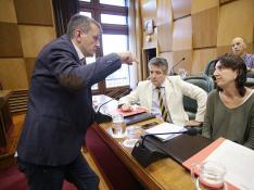 El concejal Fernando Rivarés conversa con los ediles socialistas Javier Trívez y Lola Ranera.