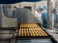 La planta de Alagón fabrica 3.000 baguettes a la hora de pan fresco sin gluten.