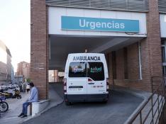 Emergencias. El papel de los médicos de la uci y de los anestesistas es vital en la atención a casos de emergencia -en la foto, una ambulancia llega al hospital Obispo Polanco de Teruel-. Facultativos de ambas especialidades piden al Servet apoyo para cub
