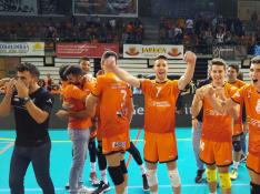 Los jugadores del CV Teruel celebran la victoria
