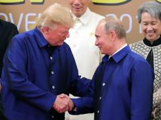Trump y Putin intercambian un breve saludo en la cumbre de la APEC