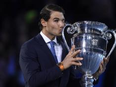Rafa Nadal recibe el trofeo de número uno de final de año