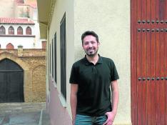 Alejandro Centelles, en la puerta de su secadero de jamones. Al fondo, el gran palacio Matutano-Daudén