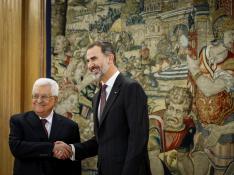 El Rey saluda al presidente palestino, Mahmud Abás