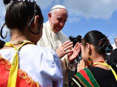 El Papa saludando a niños a su llegada a Birmania.