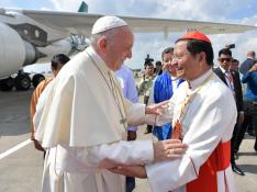 El Papa Francisco y el jefe del Ejército birmano se reúnen en Ragún.
