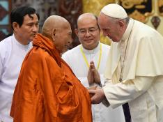 El Papa insta a los budistas de Birmania a superar los prejuicios y el odio