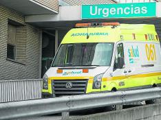 Una ambulancia del transporte sanitario urgente de la actual adjudicataria sale del Miguel Servet.