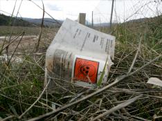 Etiqueta indicativa de la existencia de residuos tóxicos de lindano en el vertedero de Bailín