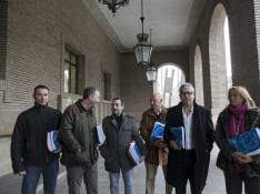 Representantes del PP se dirigen al registro del Ayuntamiento de Zaragoza.