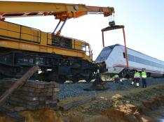 Trabajos para remolcar el tren accidentado en Arahal