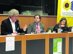 El diputado de CHA, Gregorio Briz, junto a otros ponentes ayer en el Parlamento Europeo.