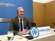 El portavoz del PP, Jorge Azcón, en su rueda de prensa de hoy.
