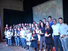 María José Poves junto a varios deportistas locales premiados en la fiesta del Deporte de Tauste.
