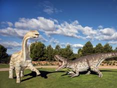 Lucha de Torvosaurus y Aragosaurus, reconstrucciones en la zona temática de 'Tierra Magna' de Dinópolis.