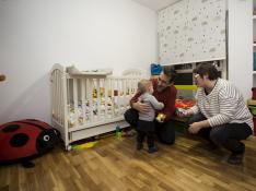 Luis Ibáñez y María Pilar Romanillos con su hijo de dos años, ayer en su domicilio de Zaragoza.
