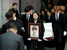 Estrellas del k-pop lloran la pérdida de Kim Jong-hyun en un funeral masivo