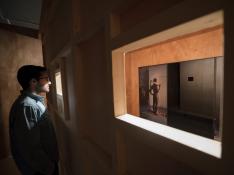Un visitante contempla una de las obras expuestas desde el jueves en el Museo de Teruel