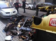 Arden dos contenedores en la calle Cánovas