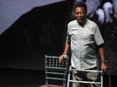Pelé acude con un andador a una ceremonia y dice que se trata de "su nueva zapatilla"