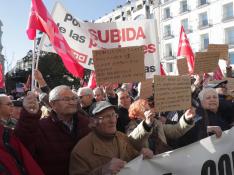 Centenares de jubilados piden a Báñez ante el Congreso subir las pensiones