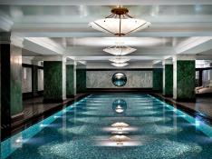 Piscina cubierta del hotel The Ned, en Londres, elegido el mejor alojamiento de spa y bienestar.