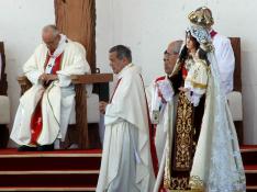 El obispo chileno, Juan Baros, junto al Papa Francisco en una misa celebrada en Santiago de Chile