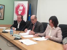 Pedro Camarero, Francisco Langa, Isabel Claver e Ignacio Almudévar durante la firma del convenio de Stop Sucesiones con la Asociación de Comercio y la Federación de Polígonos.