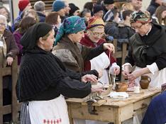 Vecinas del Albelda con trajes tradicionales elaborando el mondongo en una anterior Festa del Tossino.