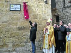 El cardenal Omella a la derecha aplaude mientras el alcalde descubre la placa de la plaza.