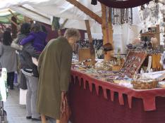 Los puestos del mercado medieval de la recreación de las Bodas de Isabel deben adaptarse al ambiente medieval