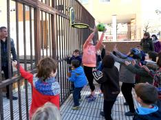 Los niños del barrio Jesús, jugando en la calle para reivindicar un equipamiento deportivo para el barrio