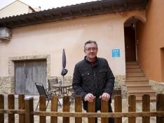 Francisco Jarque, pionero en abrir Viviendas de Uso Turístico en Teruel, junto a una de ellas.