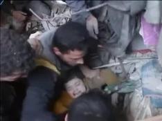 Angustioso rescate de un niño sirio atrapado tras un bombardeo