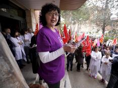 Lidia Serrano, de CC. OO., durante la lectura de uno de los dos manifiestos sindicales a las puertas del hospital turolense