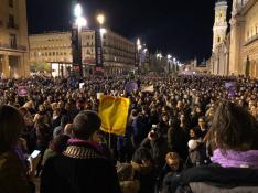 Llegada masiva de manifestantes a la plaza del Pilar