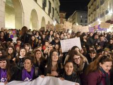 Las jóvenes se dejaron notar ayer en la manifestación feminista de Huesca.