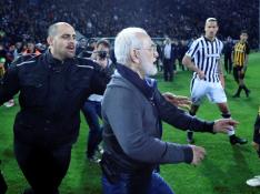 El presidente del PAOK baja armado al terreno de juego durante el PAOS-AEK.