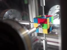 Un robot resuelve un  cubo Rubik en menos de medio segundo