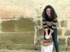 Lucía Palacín muestra la harina que se obtiene de sus cereales, cien por cien ecológicos.