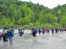 Los participantes en los campamentos tienen que cruzar el río para llegar al pueblo de Griébal.