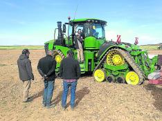 Responsables de Lamusa y Servicios y John Deere entregan el potente tractor a los responsables de Granja San José.
