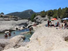 Miles de personas acuden cada verano a darse un baño en el río Bergantes en Aguaviva.